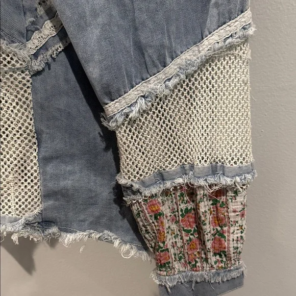 POL Denim and Cream Oversized Lightweight Floral Jean Jacket - Picture 7 of 11